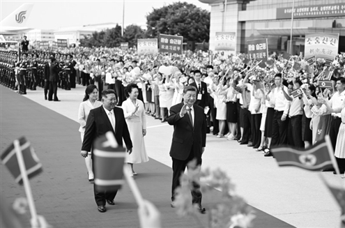 当地时间6月9日下午,中共中央总书记、国家主席习近平结束对朝鲜的国事访问离开平壤。朝鲜劳动党总书记、国务委员长金正恩和夫人李雪主到机场送行,为习近平和夫人彭丽媛举行隆重的欢送仪式。新华社发
